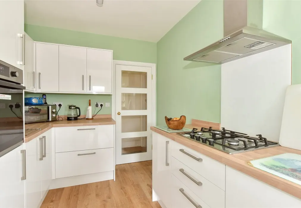 Kitchen - Lucerne Road, Shanklin, Isle of Wight - Wards of Kent