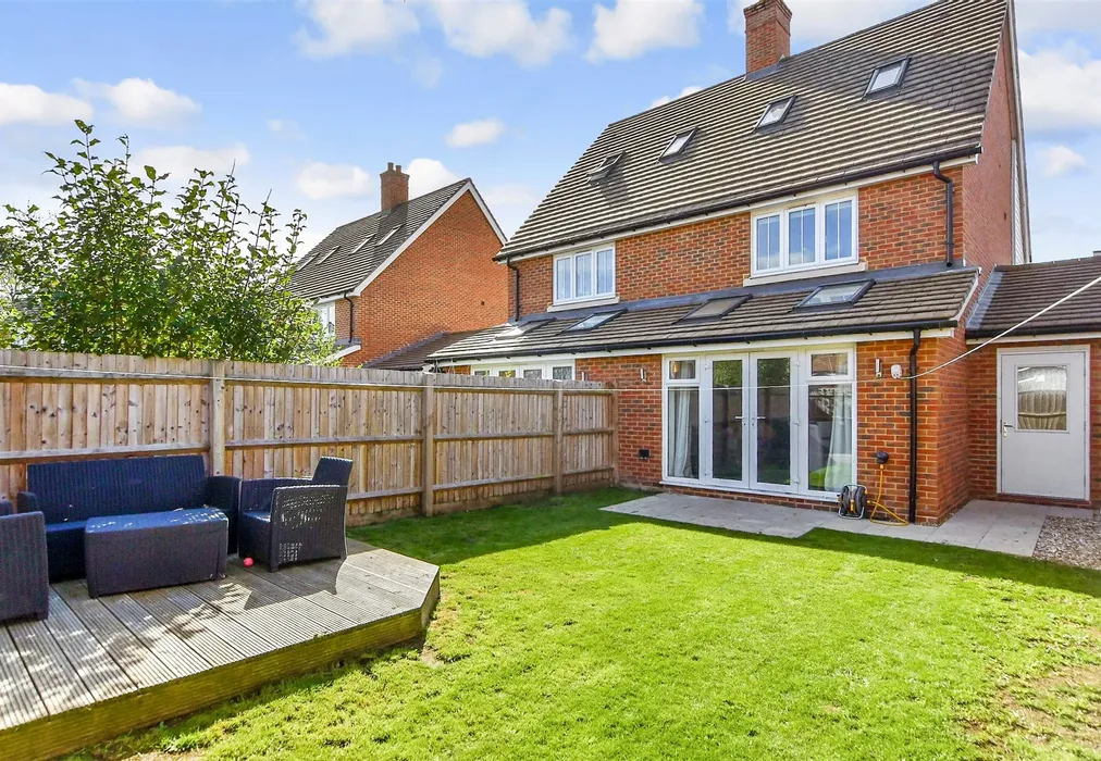 Rear Garden - The Glebe, Yalding, Maidstone, Kent - Wards of Kent