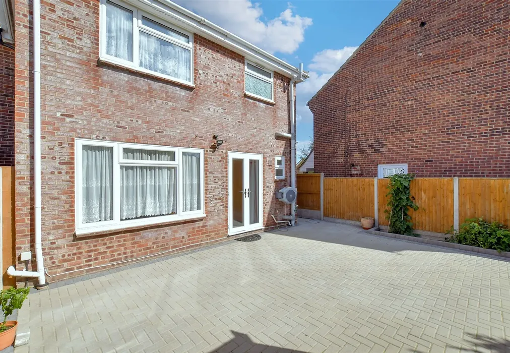 Rear Garden - Wellington Gardens, Chichester, West Sussex - Wards of Kent