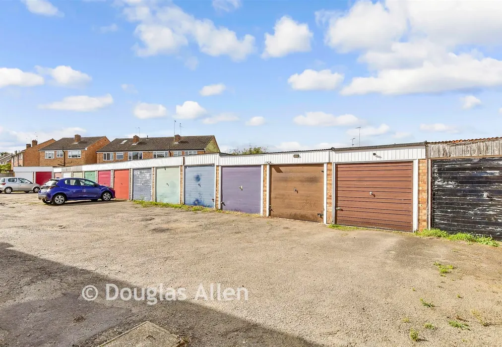 Garage - Dukes Farm Road, Billericay, Essex - Wards of Kent