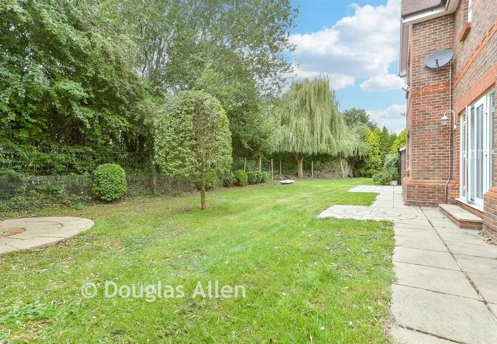 Rear Garden - Teazle Meade, Thornwood, Epping, Essex - Wards of Kent