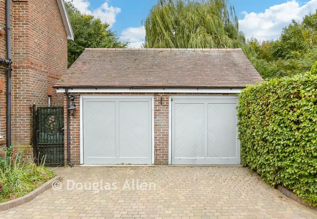 Garage - Teazle Meade, Thornwood, Epping, Essex - Wards of Kent