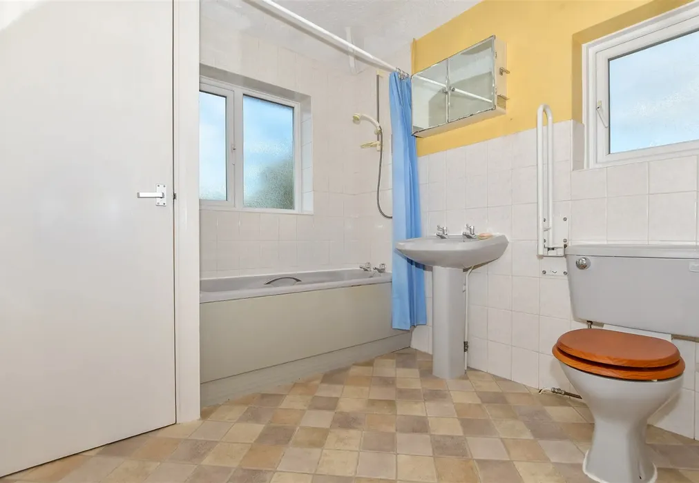 Bathroom - Knowle Road, Penenden Heath, Maidstone, Kent - Wards of Kent