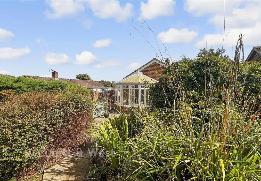 Garden - Rectory Close, Ewhurst, Cranleigh, Surrey - Wards of Kent
