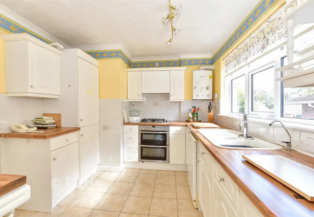 Kitchen - Thornton Manor Drive, Ryde, Isle of Wight - Wards of Kent