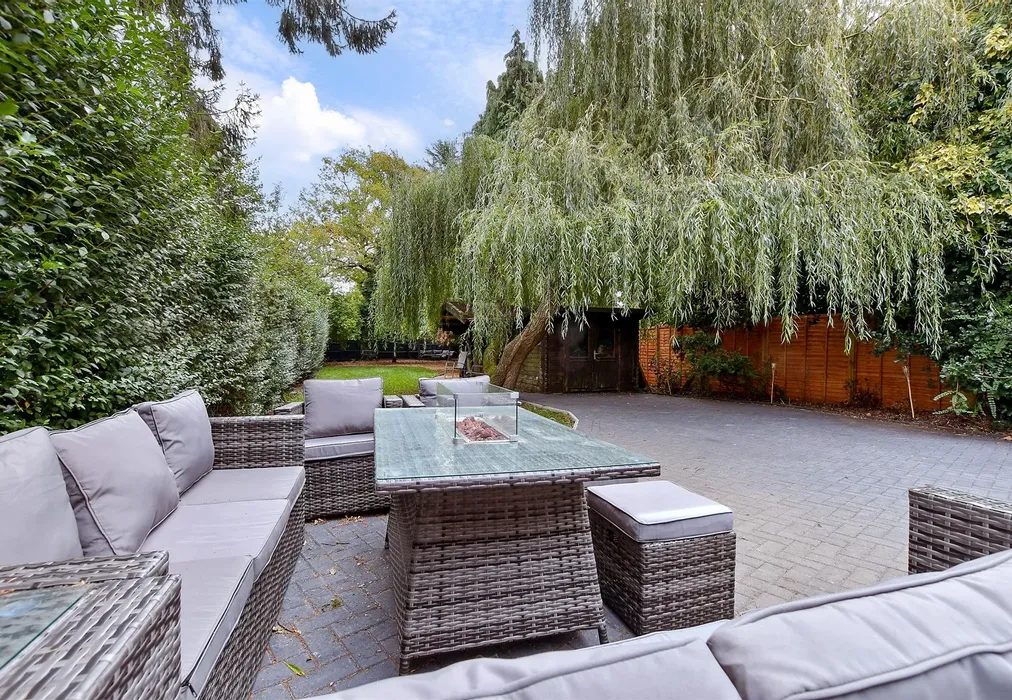 Patio / Decking - Picquets Way, Banstead, Surrey - Wards of Kent