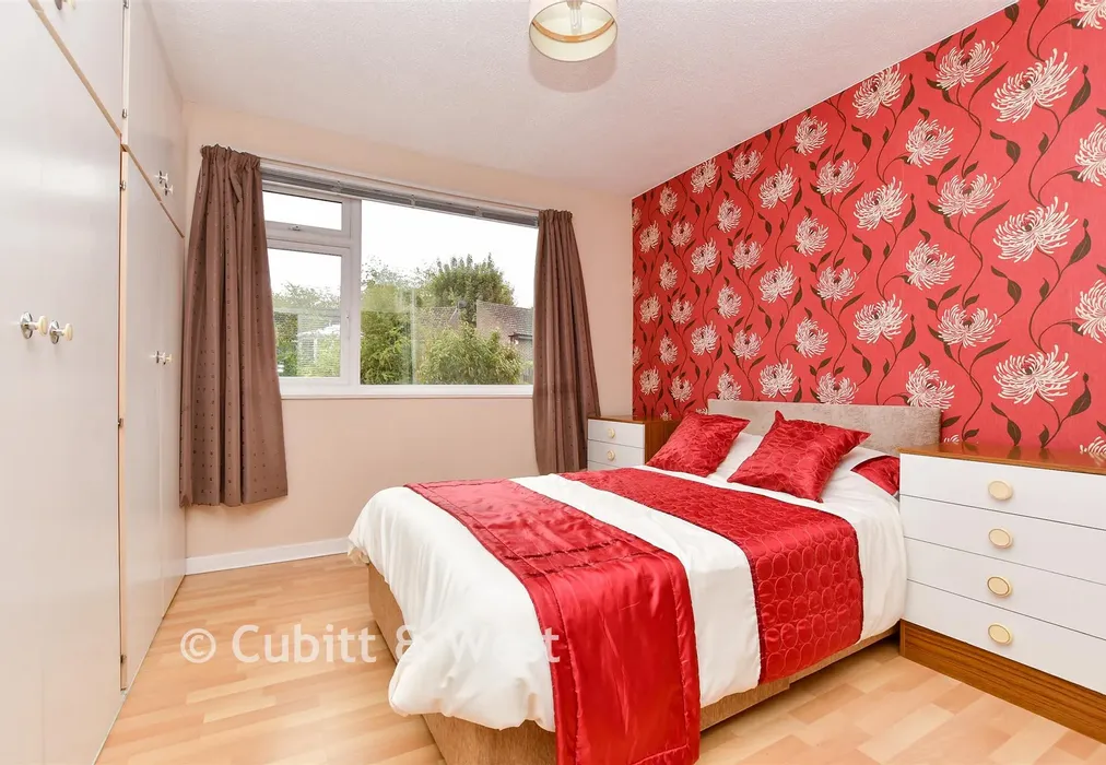 Bedroom 1 - Rose Bushes, Epsom Downs, Surrey - Wards of Kent