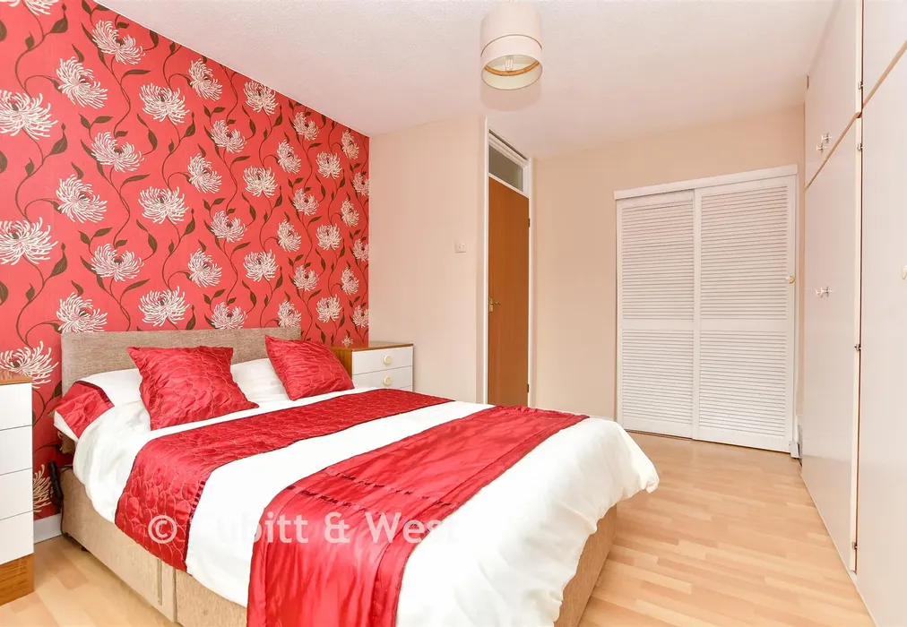 Bedroom 1 - Rose Bushes, Epsom Downs, Surrey - Wards of Kent
