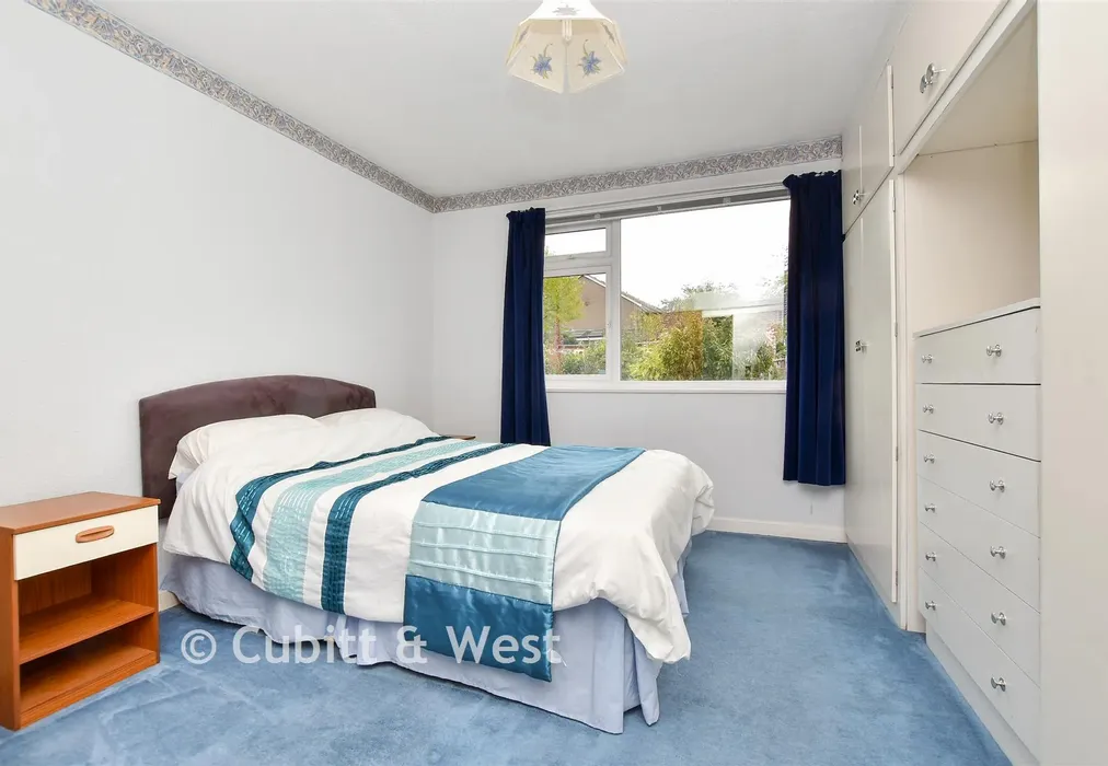 Bedroom 2 - Rose Bushes, Epsom Downs, Surrey - Wards of Kent