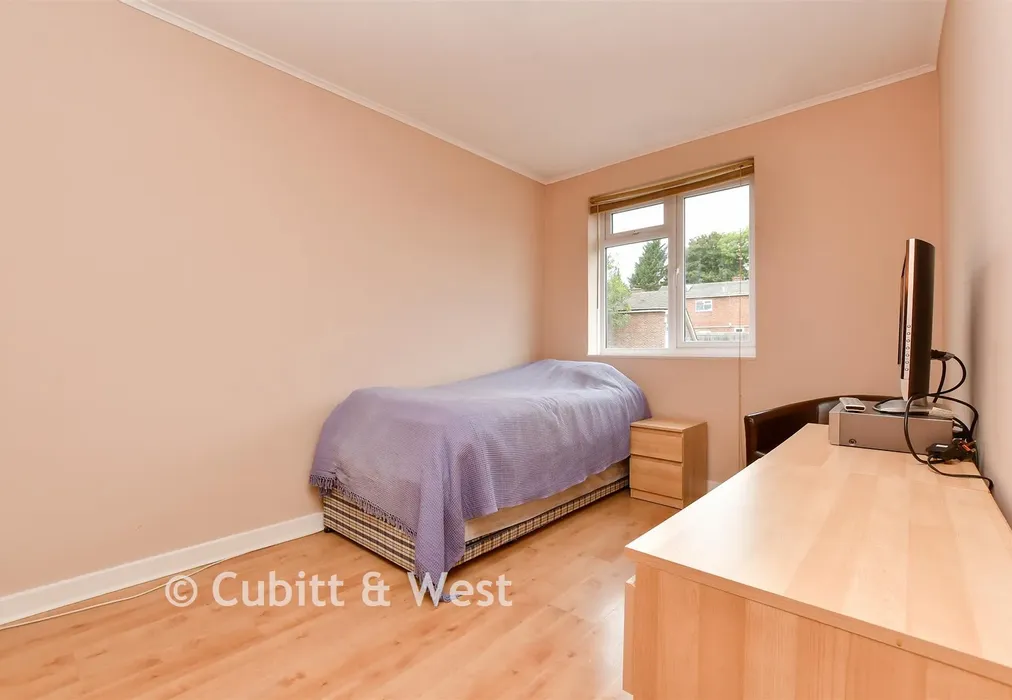 Bedroom 3 - Rose Bushes, Epsom Downs, Surrey - Wards of Kent