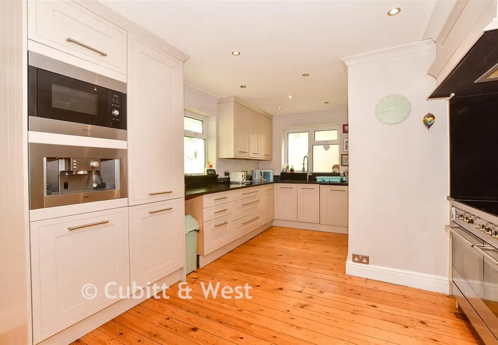 Kitchen - Snow Hill, Copthorne, West Sussex - Wards of Kent
