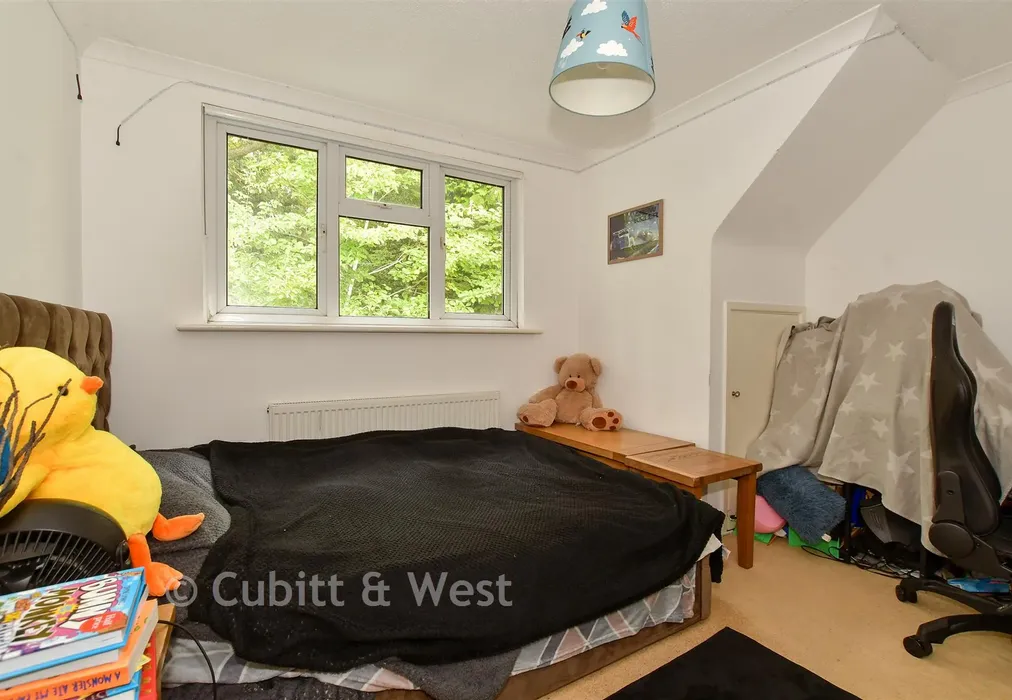 Bedroom 2 - Snow Hill, Copthorne, West Sussex - Wards of Kent