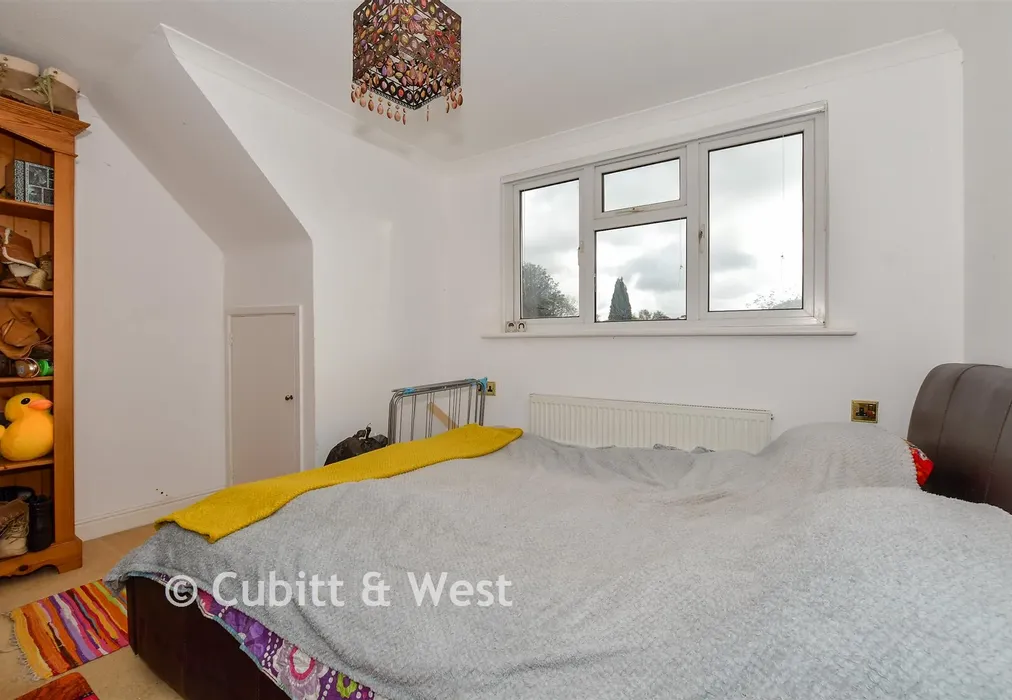 Bedroom 3 - Snow Hill, Copthorne, West Sussex - Wards of Kent