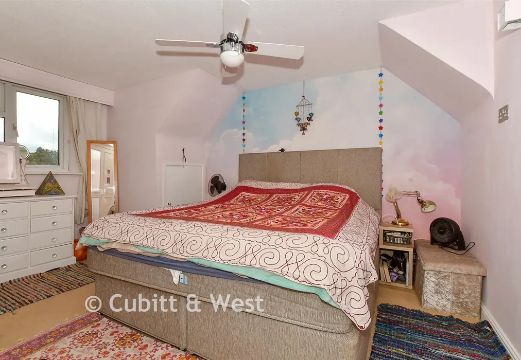 Bedroom 1 - Snow Hill, Copthorne, West Sussex - Wards of Kent