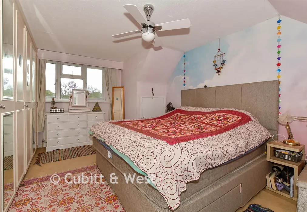 Bedroom 1 - Snow Hill, Copthorne, West Sussex - Wards of Kent