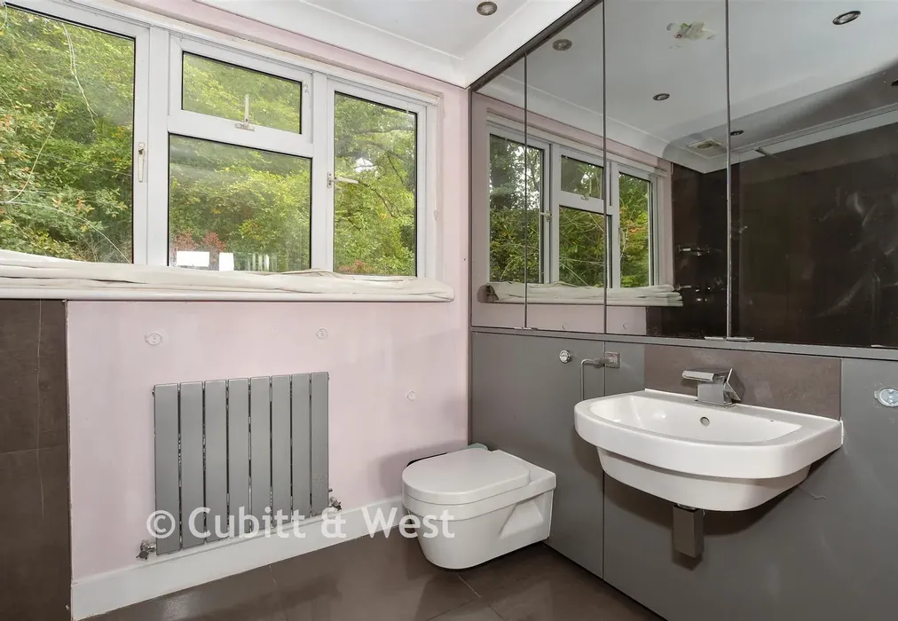 En-Suite Shower Room - Snow Hill, Copthorne, West Sussex - Wards of Kent