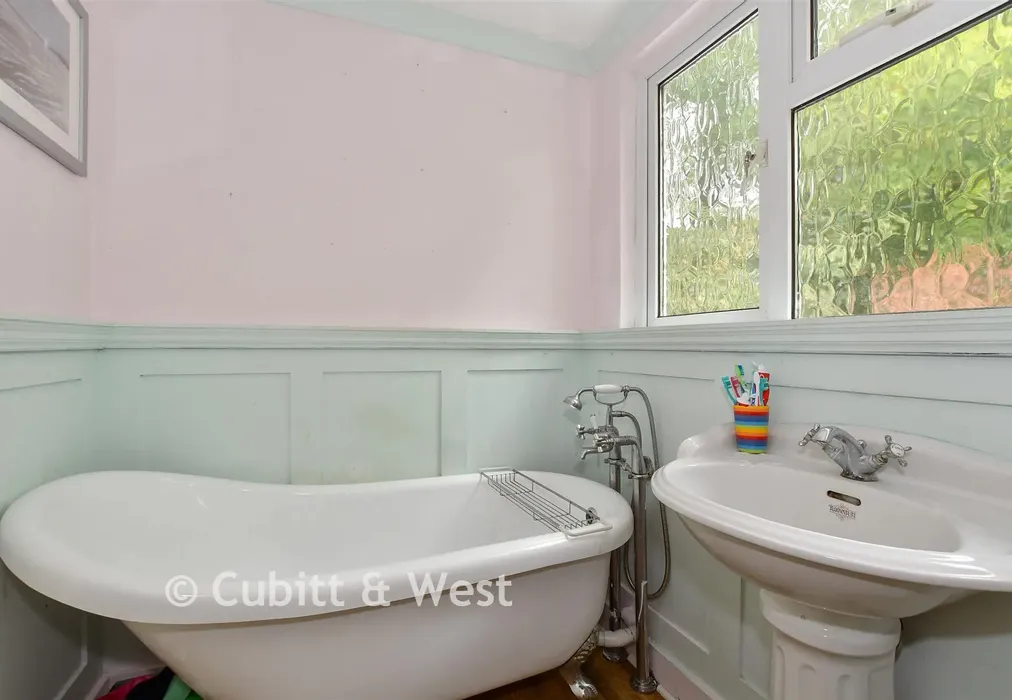 Bathroom - Snow Hill, Copthorne, West Sussex - Wards of Kent