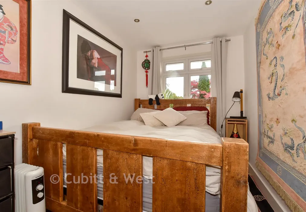 Annex Bedroom - Snow Hill, Copthorne, West Sussex - Wards of Kent
