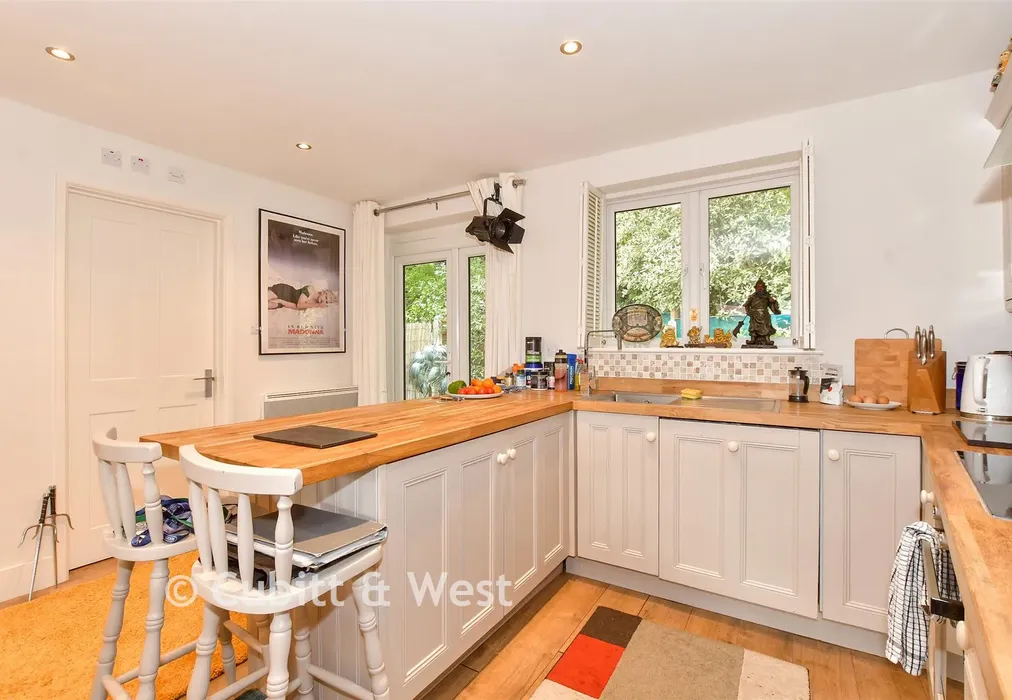 Annex Lounge/Kitchen - Snow Hill, Copthorne, West Sussex - Wards of Kent