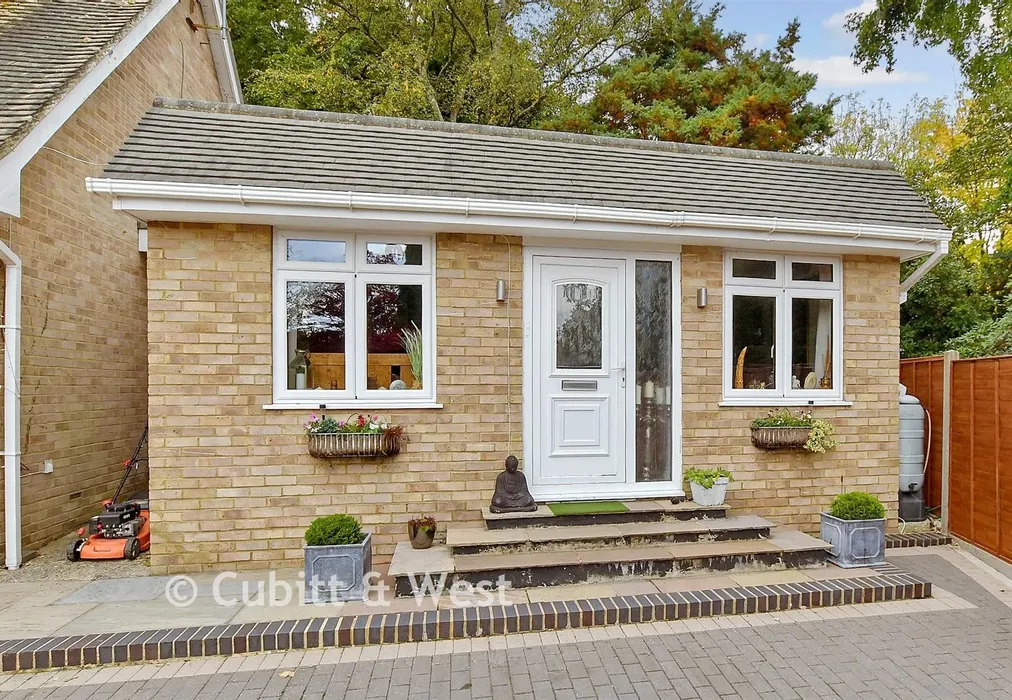 External Feature - Snow Hill, Copthorne, West Sussex - Wards of Kent