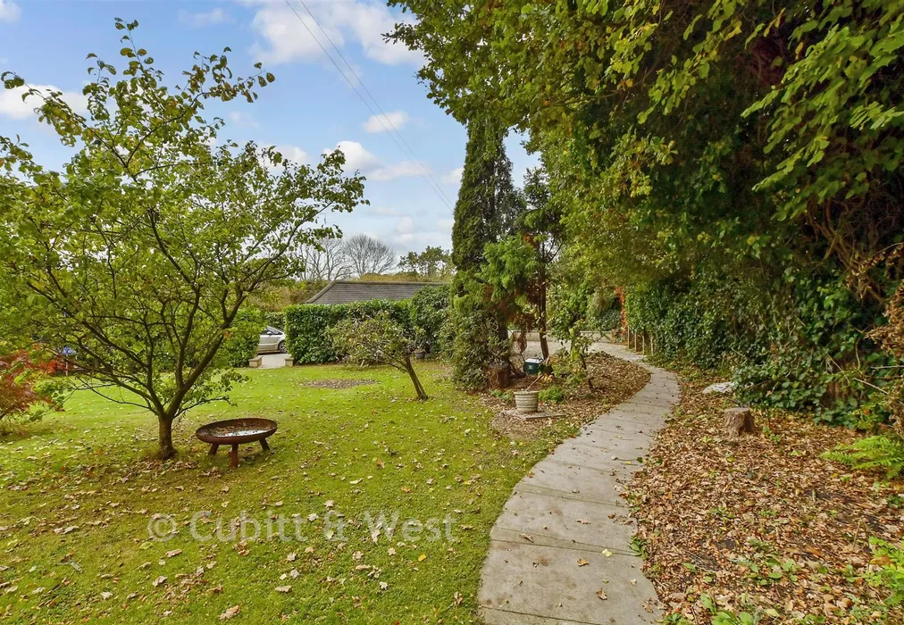 Front Garden - Snow Hill, Copthorne, West Sussex - Wards of Kent