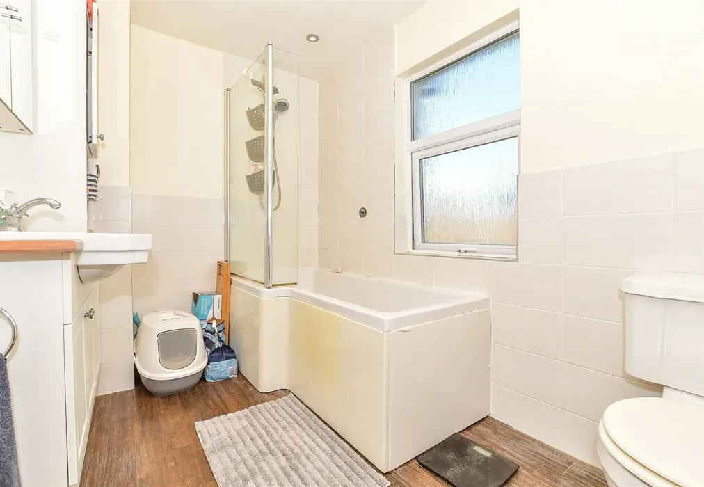 Bathroom - Woodside Road, Tonbridge, Kent - Wards of Kent