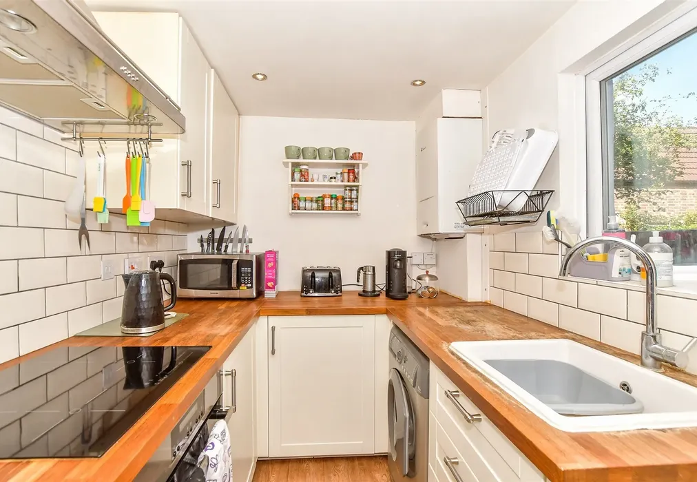 Kitchen - Woodside Road, Tonbridge, Kent - Wards of Kent