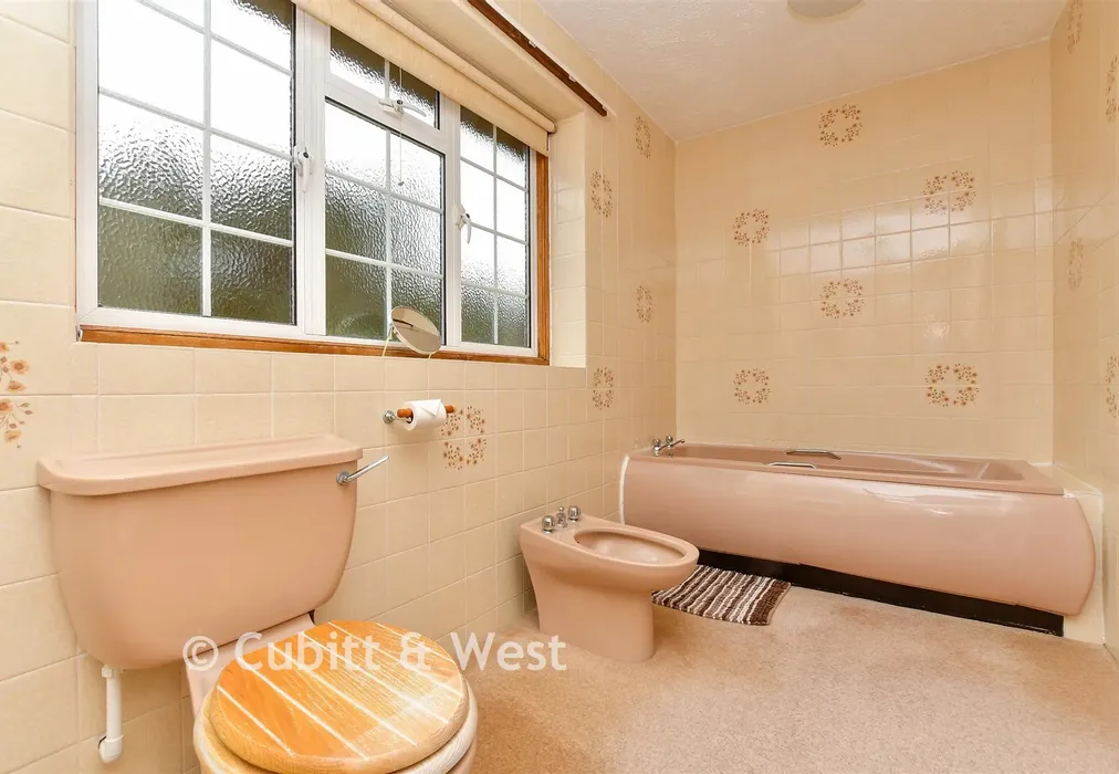 En-Suite Bathroom - Copthill Lane, Kingswood, Surrey - Wards of Kent