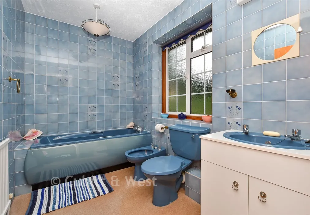 Bathroom - Copthill Lane, Kingswood, Surrey - Wards of Kent
