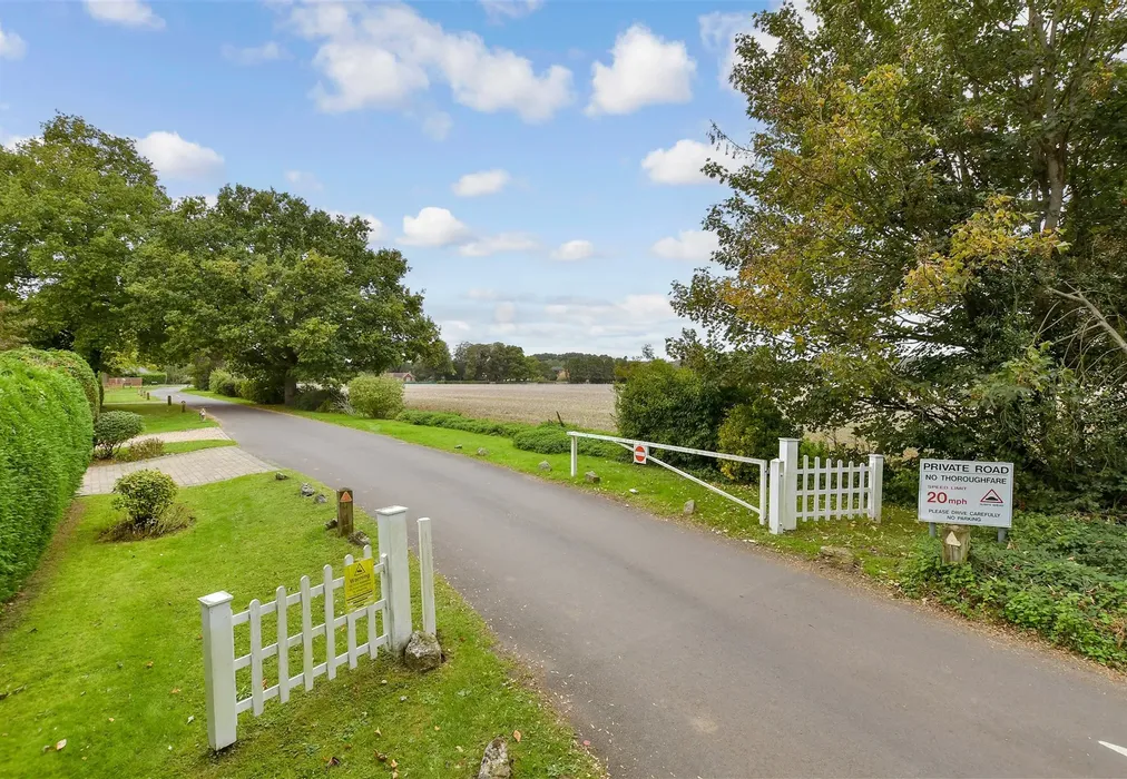 Views To Front - Copthill Lane, Kingswood, Surrey - Wards of Kent