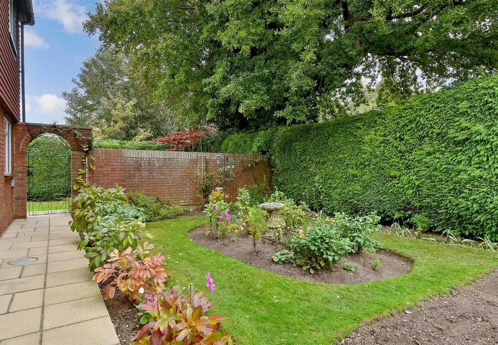 Side Garden - Copthill Lane, Kingswood, Surrey - Wards of Kent