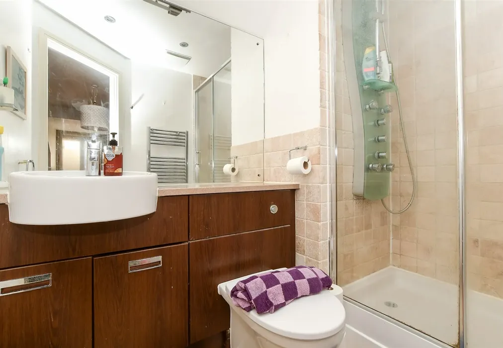En-Suite Shower Room - Parritt Road, Redhill, Surrey - Wards of Kent