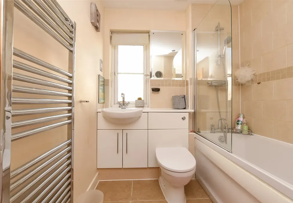Bathroom - Parritt Road, Redhill, Surrey - Wards of Kent