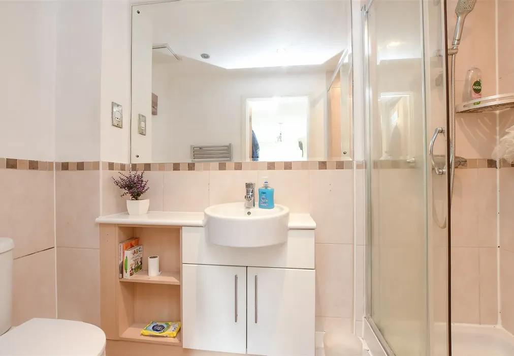 En-Suite Shower Room - Parritt Road, Redhill, Surrey - Wards of Kent