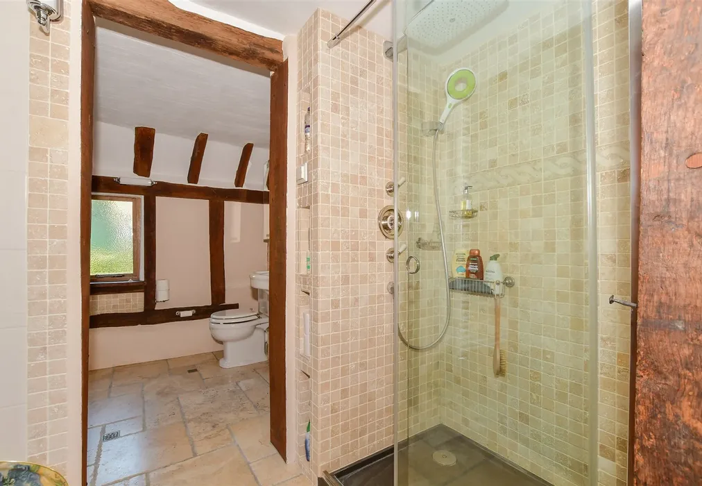 En-Suite Bathroom - Snatts Road, Uckfield, East Sussex - Wards of Kent