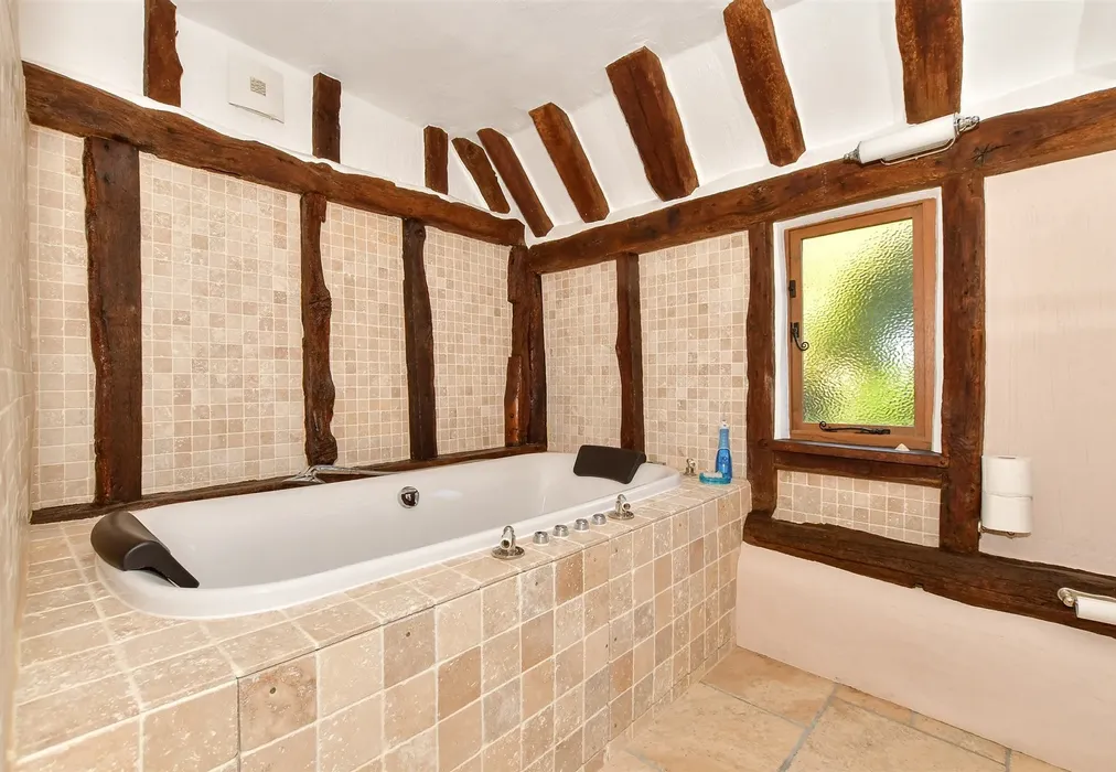 En-Suite Bathroom - Snatts Road, Uckfield, East Sussex - Wards of Kent