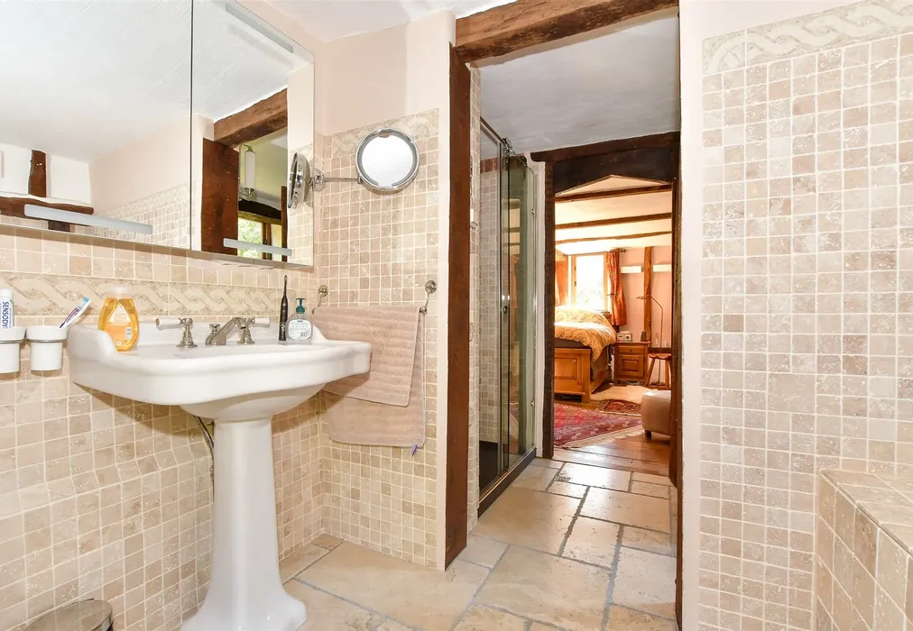 En-Suite Bathroom - Snatts Road, Uckfield, East Sussex - Wards of Kent