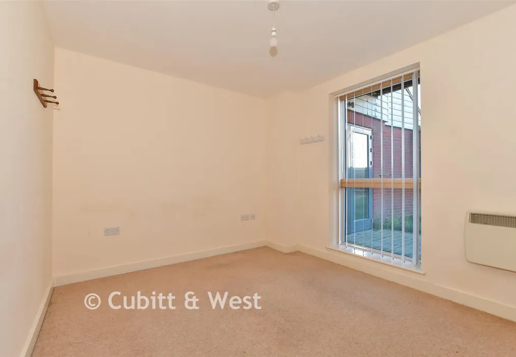 Bedroom 1 - Denne Parade, Horsham, West Sussex - Wards of Kent