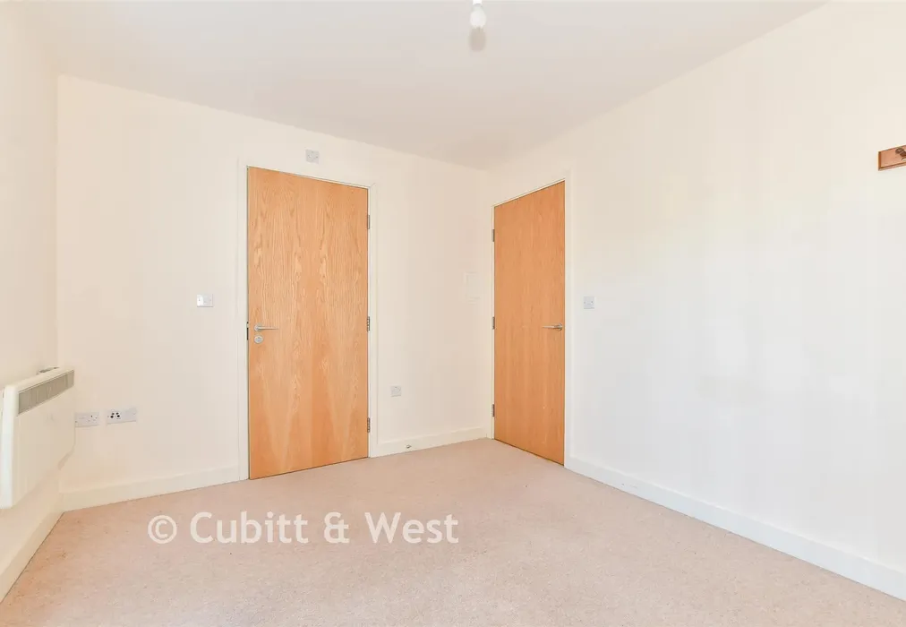 Bedroom 1 - Denne Parade, Horsham, West Sussex - Wards of Kent