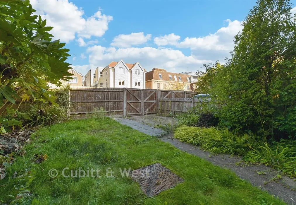Rear Garden - Denne Parade, Horsham, West Sussex - Wards of Kent