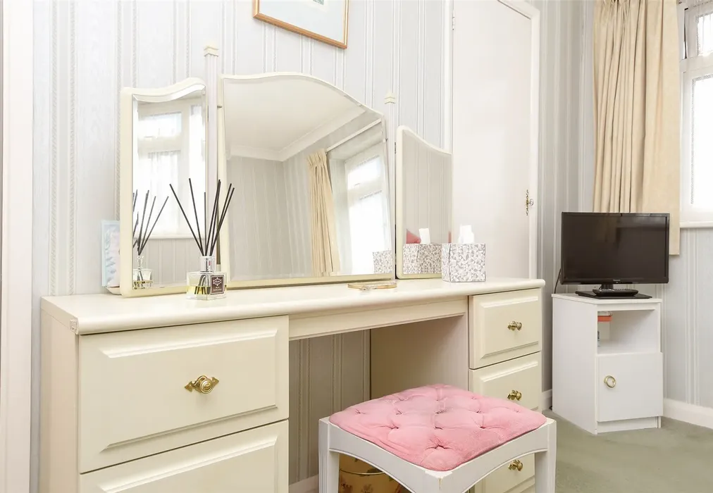 Internal Lifestyle Photograph - Cronks Hill Close, Redhill, Surrey - Wards of Kent