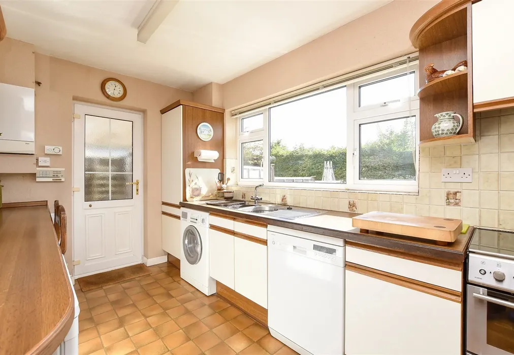 Kitchen - Cronks Hill Close, Redhill, Surrey - Wards of Kent