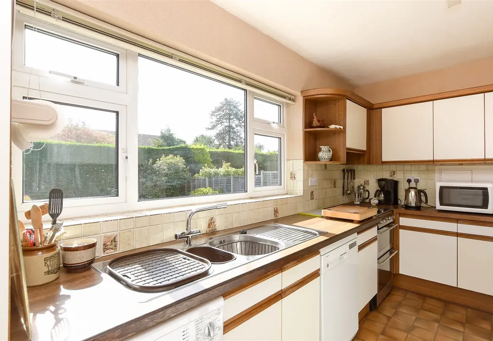 Kitchen - Cronks Hill Close, Redhill, Surrey - Wards of Kent