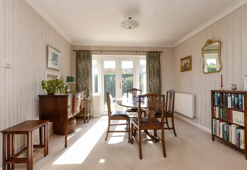 Dining area - Cronks Hill Close, Redhill, Surrey - Wards of Kent