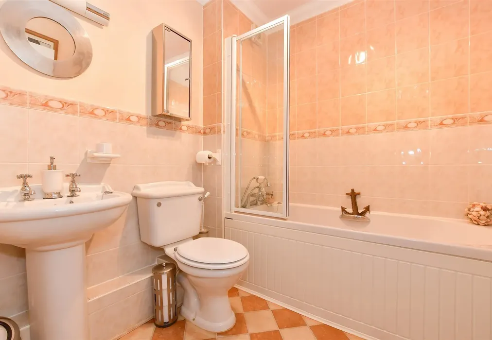 Bathroom - Halliday Drive, Deal, Kent - Wards of Kent