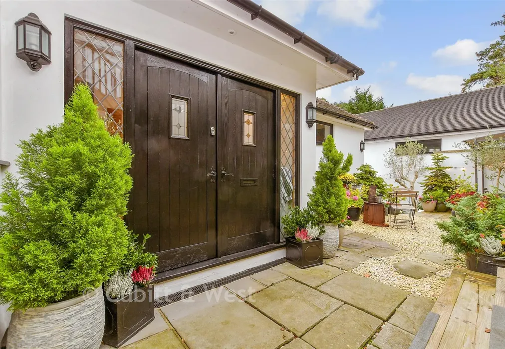 Front Garden - Abbots Lane, Kenley, Surrey - Wards of Kent