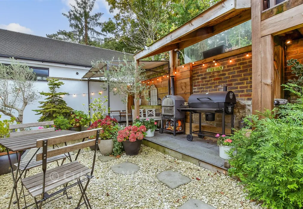 Front Garden - Abbots Lane, Kenley, Surrey - Wards of Kent