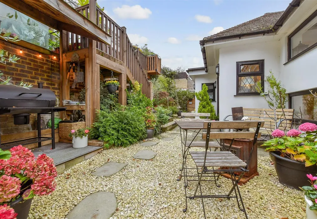 Front Garden - Abbots Lane, Kenley, Surrey - Wards of Kent