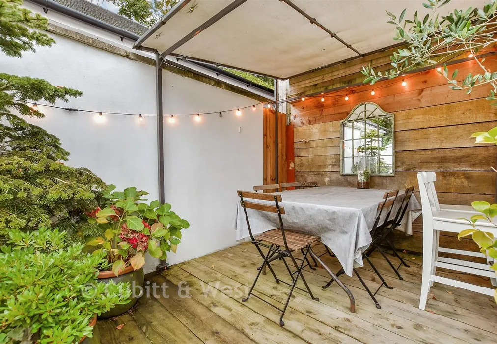 Front Garden - Abbots Lane, Kenley, Surrey - Wards of Kent