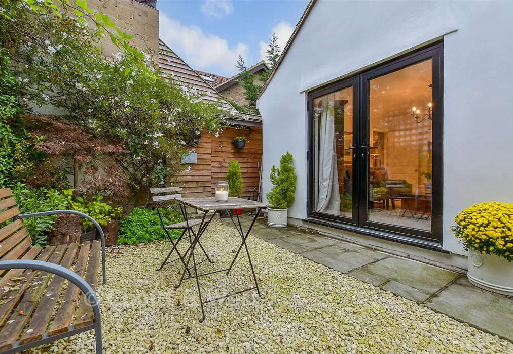 Front Garden - Abbots Lane, Kenley, Surrey - Wards of Kent